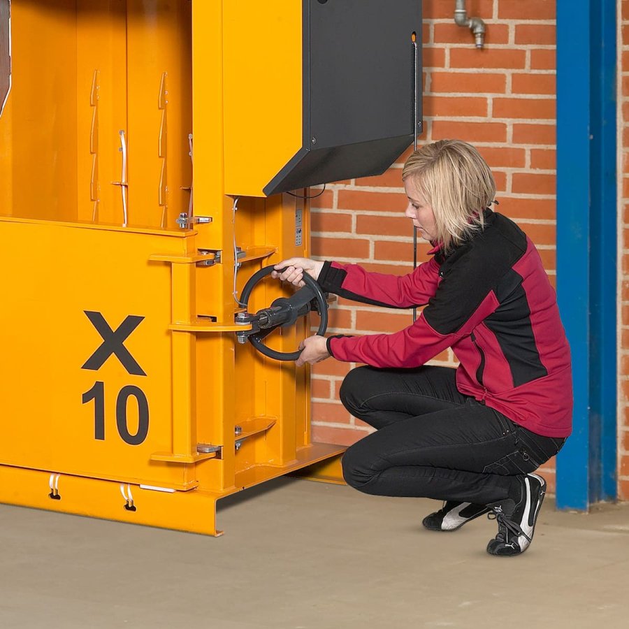 Ballenpresse Bramidan X10 Türöffnung | Toel Recycling AG