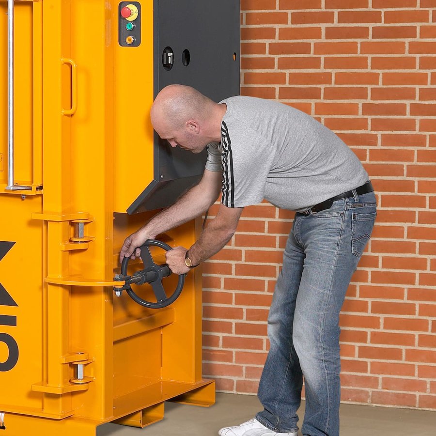 Ballenpresse Bramidan X25 Türöffnung | Toel Recycling AG