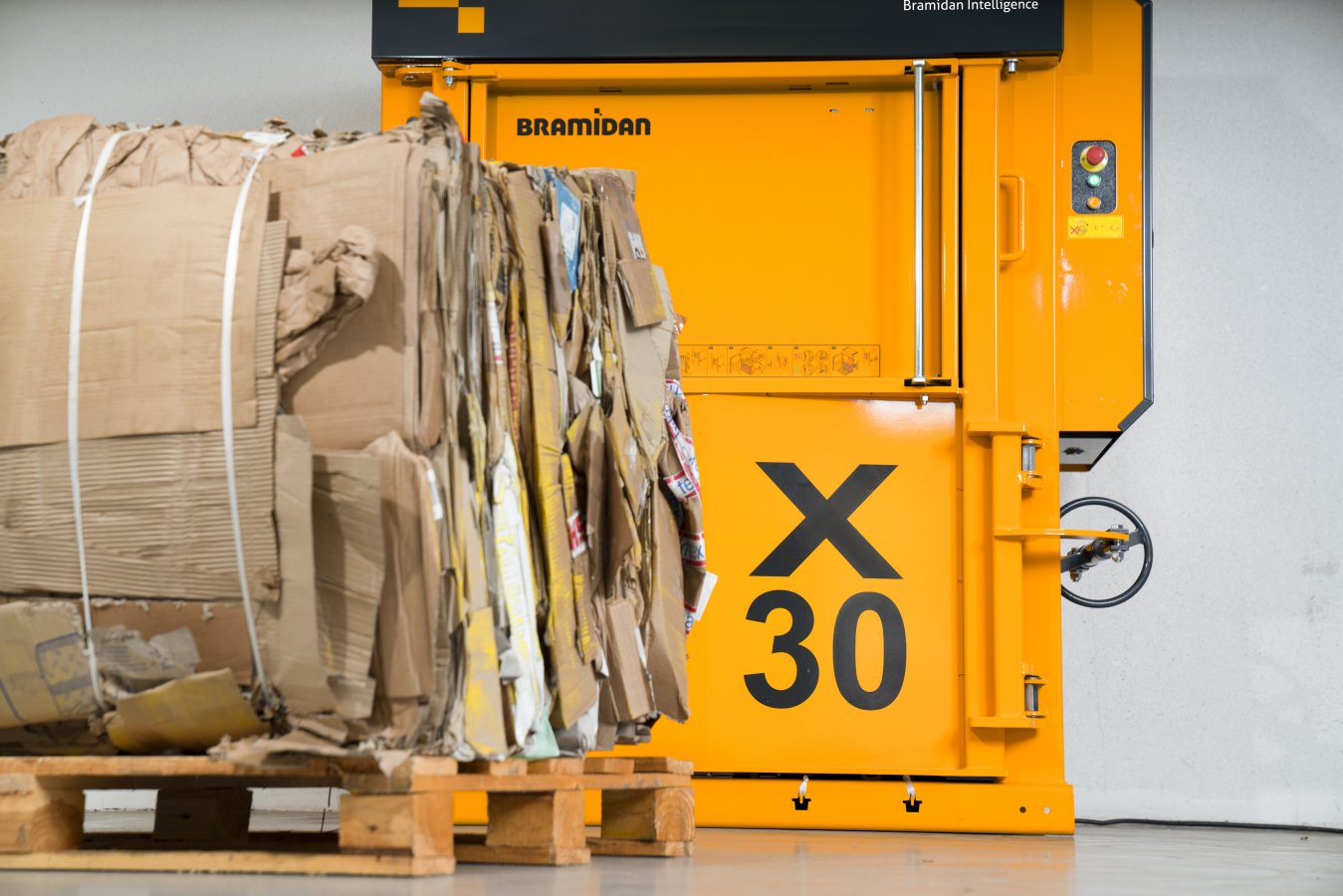 Ballenpresse Bramidan X30 LP Kartonballen | Toel Recycling AG