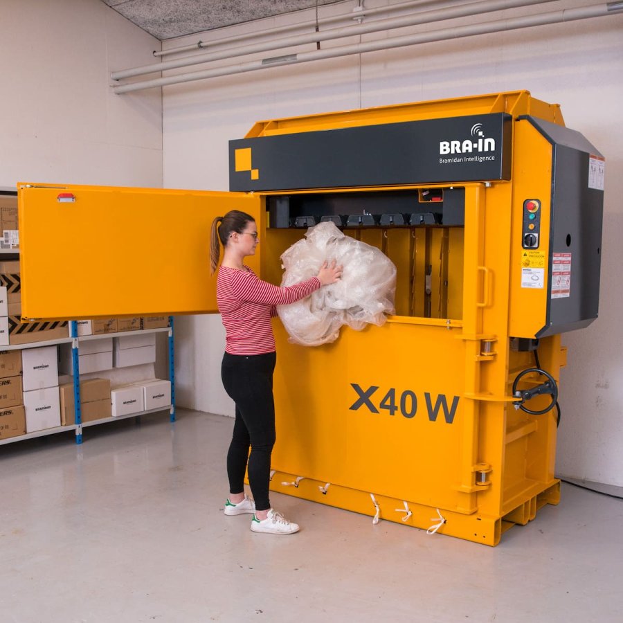 Ballenpresse Bramidan X40 Einfüllöffnung Folie | Toel Recycling AG