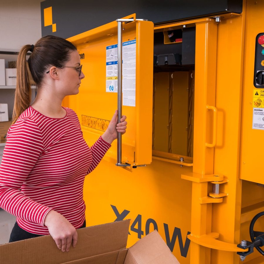 Ballenpresse Bramidan X40 Türöffnung | Toel Recycling AG