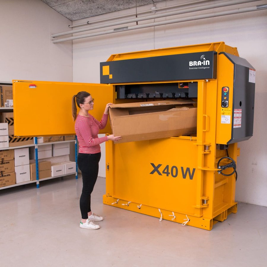 Ballenpresse Bramidan X40 grosse Einfüllöffnung | Toel Recycling AG