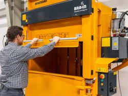 Ballenpresse Bramidan B30 Schiebetür | Toel Recycling AG