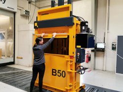 Ballenpresse Bramidan B50 Schiebetür schliessen | Toel Recycling AG