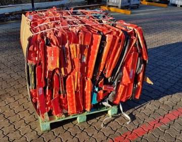 Kunststoffpresse Ballen Bramidan | Toel Recycling AG