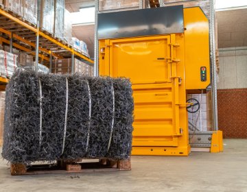 Kunststoffpresse Bramidan Ballen | Toel Recycling AG