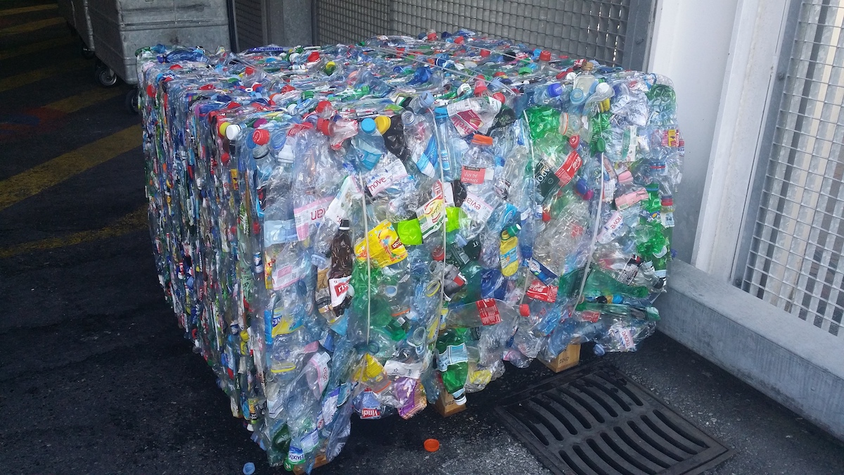 Kunststoffpresse Bramidan PET-Flaschen | Toel Recycling AG