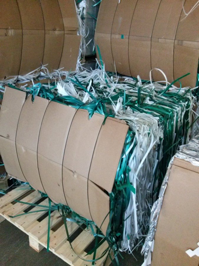 Kunststoffpresse Bramidan Strapex-Bänder | Toel Recycling AG