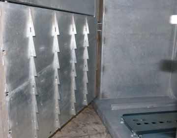 Kunststoffpresse Bramidan X25 Rückhaltekrallen | Toel Recycling AG