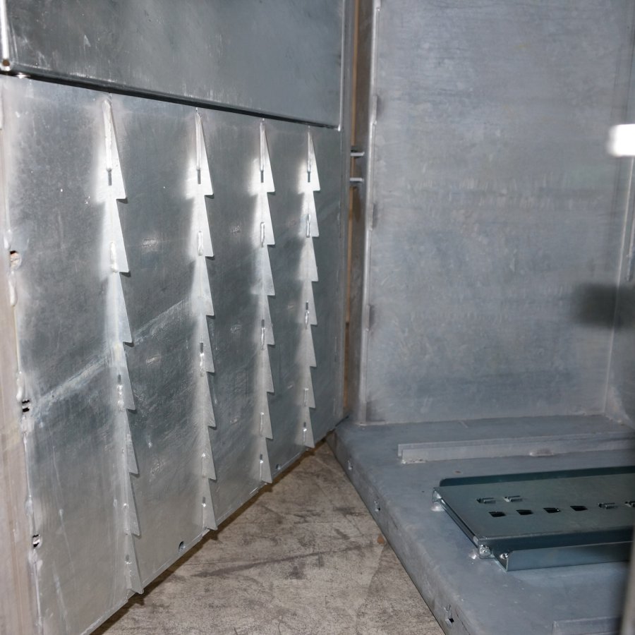 Kunststoffpresse Bramidan X25 Rückhaltekrallen | Toel Recycling AG