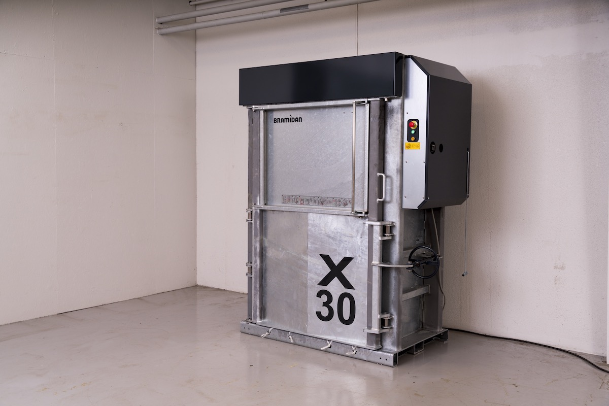 Kunststoffpressen Bramidan X30 Verzinkt normale Tür | Toel Recycling AG