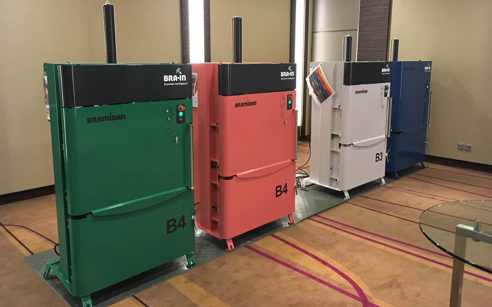 Presses à balles Bramidan en diverses couleurs | Toel Recycling AG