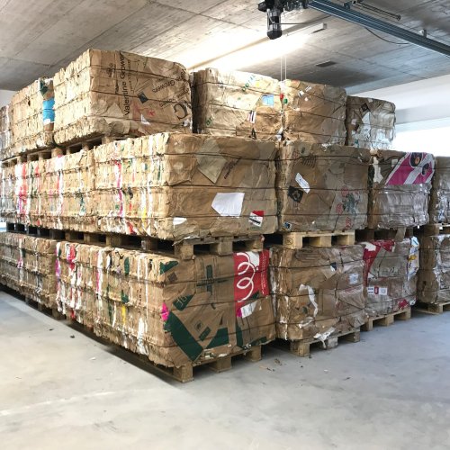 Kartonballen gut stapelbar | Toel Recycling AG