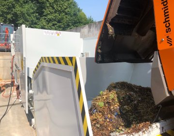 Presscontainer mit Kippschaufel Entleerung | Toel Recycling AG