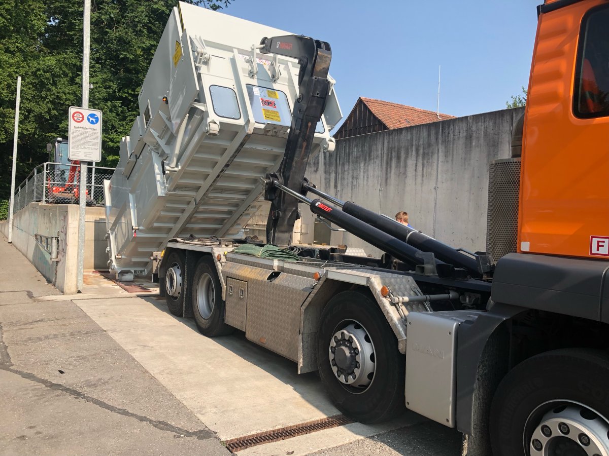 Presscontainer mit Kippschaufel | Toel Recycling AG