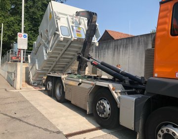 Presscontainer mit Kippschaufel | Toel Recycling AG