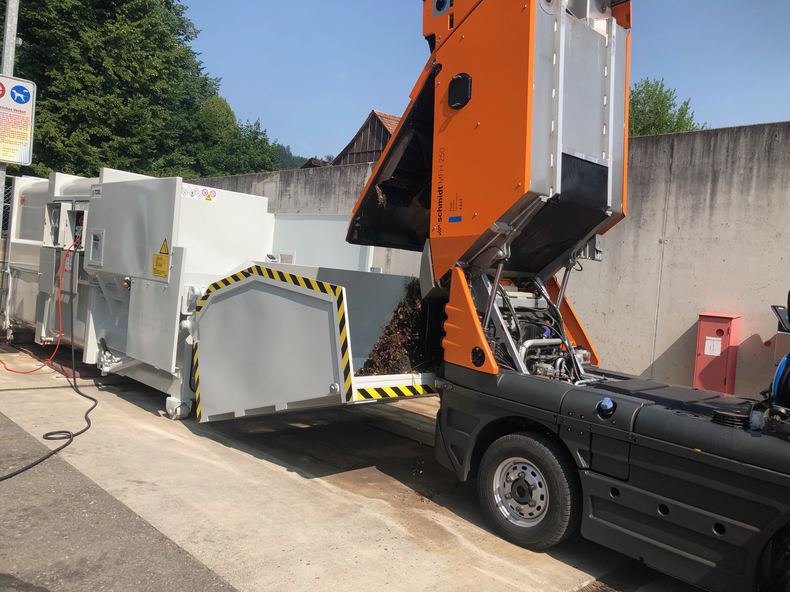 Presscontainer mit Kippschaufel | Toel Recycling AG