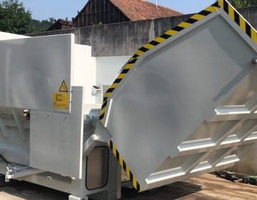 Presscontainer mit Kippschaufel | Toel Recycling AG