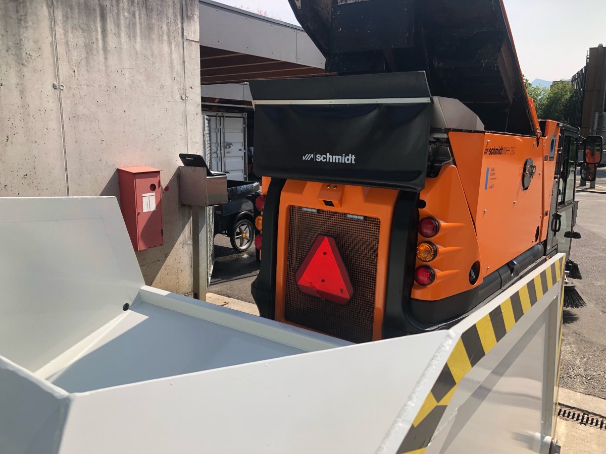 Presscontainer mit Kippschaufel | Toel Recycling AG