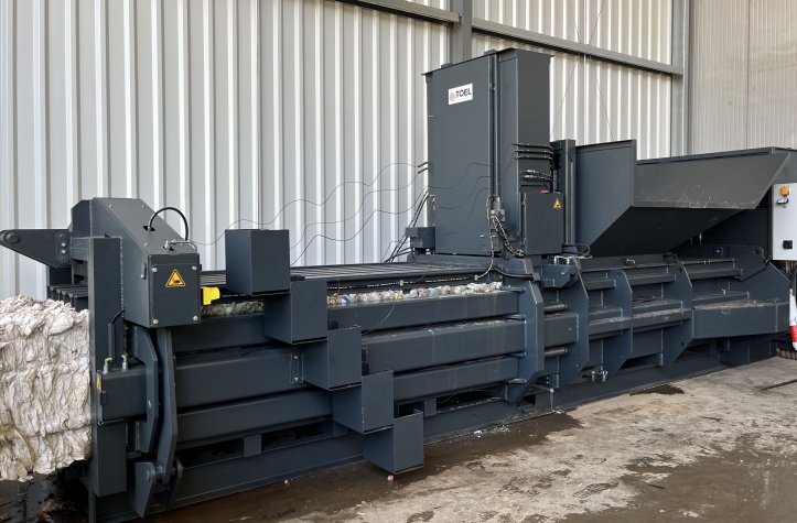 Albamat 800 V5 mit Ballen aus Silofolie | Toel Recycling AG