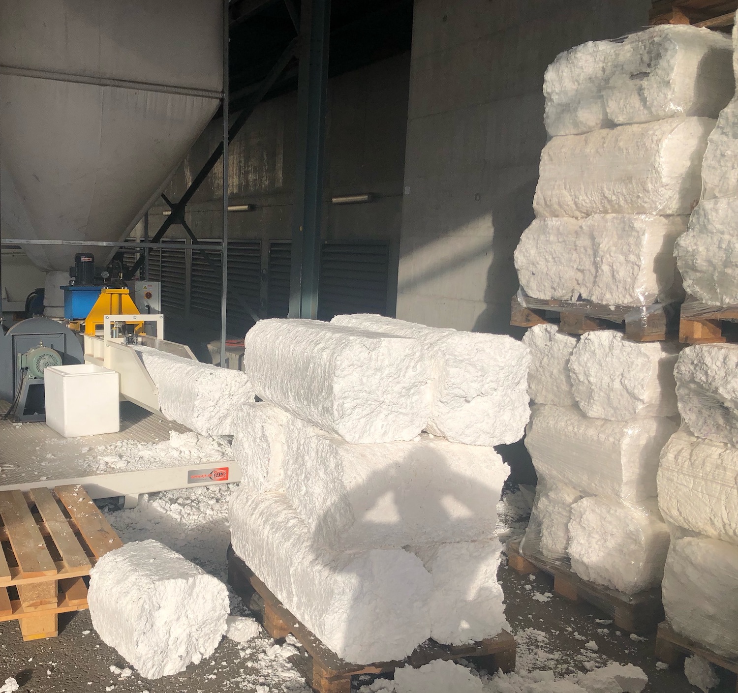 Styroporbriketts Styroporverdichter TR | Toel Recycling AG